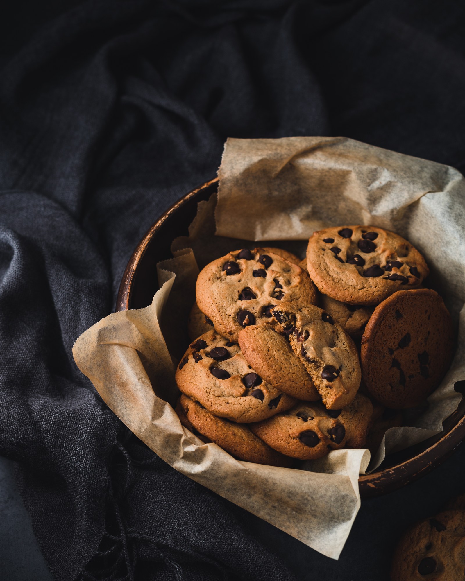 Bol de cookies clásicas de Pastella sobre lino oscuro